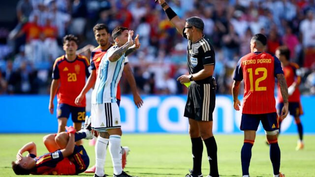 Argentina down a man vs. Spain in final minutes of World Cup final. See the red card