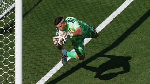 Argentina goalkeeper Emiliano Martínez has injury scare after setting World Cup final record