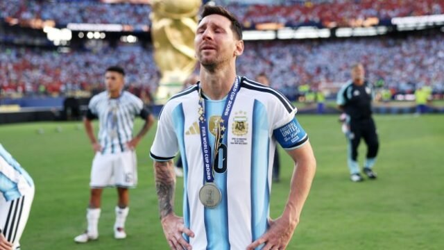 Argentina Players Turn Their Backs on Spain During World Cup Trophy Presentation