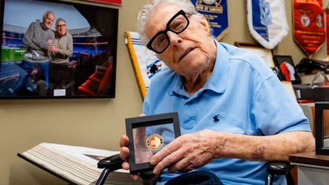 91 and Still a Hero: Feyenoord Fans Honour Puck van Heel