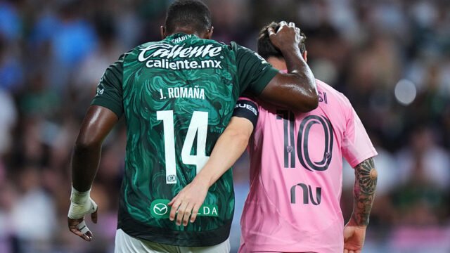 Romaña Stuns Messi with an Unlikely Hug
