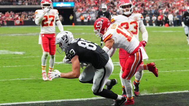 Brock Bowers shines with late touchdown as Raiders narrow Chiefs’ lead in Week 4 loss