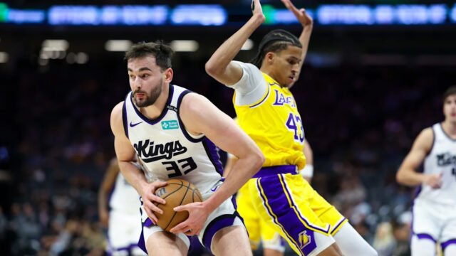 Lakers beat Kings 127-103 in preseason with 19 points from ex-Vol Cameron Carr