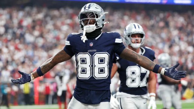 Cowboys wide receiver CeeDee Lamb exits Thursday game with quadriceps injury against Buccaneers