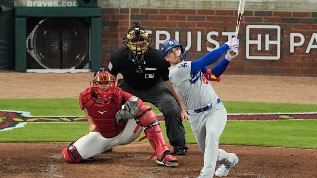 Kiké Hernández’s two-run homer off Chris Sale puts Dodgers ahead in NLDS Game 3 against Braves