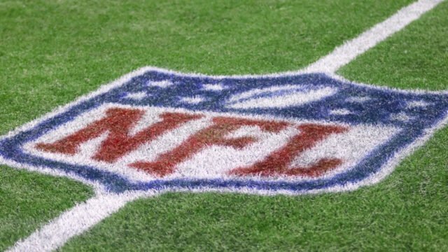 NFL umpire Larry Smith injured slipping on Wembley turf during Texans vs. Jaguars London game