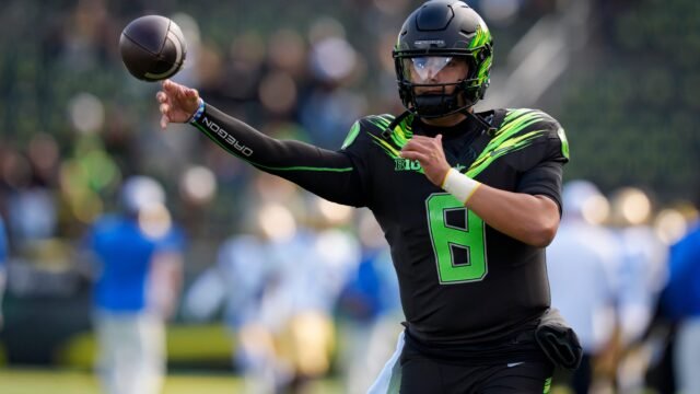 Oregon keeps multiple quarterback options open ahead of Nebraska game as starter remains sidelined