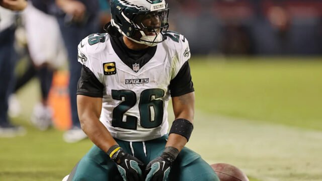 Eagles’ Saquon Barkley exits early in Week 4 with right leg injury after two carries