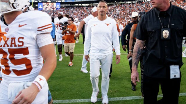 Texas Longhorns fall to Oklahoma 27-24, dropping from No. 1 after critical errors