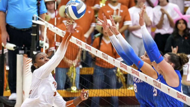 Texas volleyball falls to No. 14 in AVCA rankings after five-set loss to No. 5 Florida